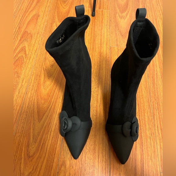 Flower Heeled booties. Boots - Picture 3 of 9
